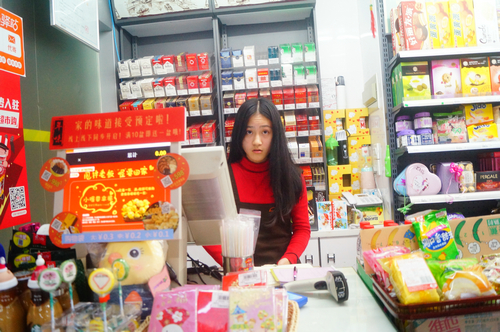 实拍正月初一夜晚深圳宝体地铁站，偌大地铁站内很安静