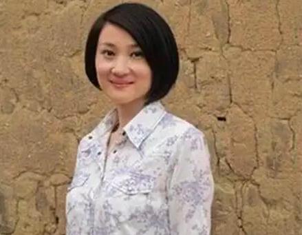 留守妇女连续三年和公公拍同样照片惹闲话，老公一个电话解决问题