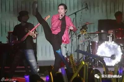 张杰下腰唱歌视频完整版,张杰下腰薛之谦