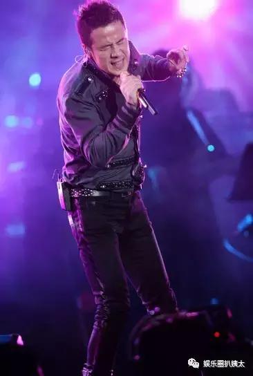 张杰下腰唱歌视频完整版,张杰下腰薛之谦