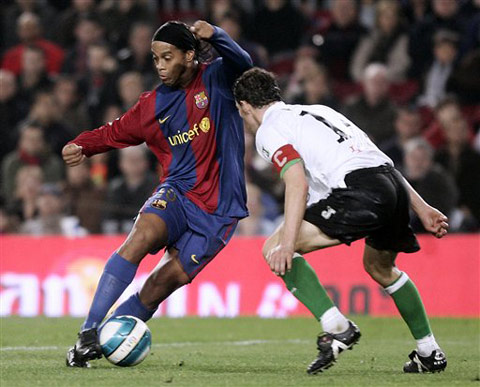 足坛只有梅西可以不参与防守,当今足坛哪个球员能打过梅西