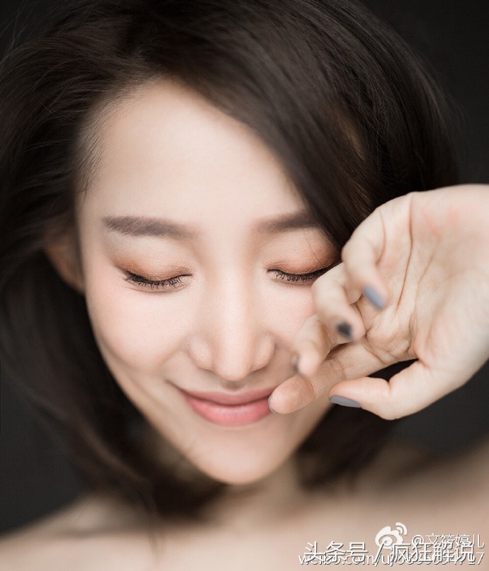 瞪大眼睛看足球界美女奇特拜年