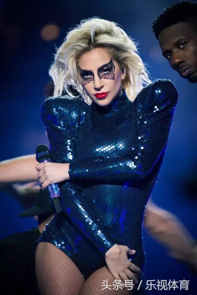 ladygaga中场秀超级碗摔倒,ladygagapaparazzi现场版