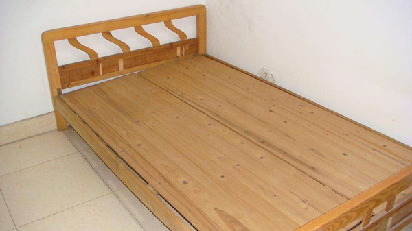 睡觉一翻身全身关节都咔咔响,木板床一翻身就响怎么解决