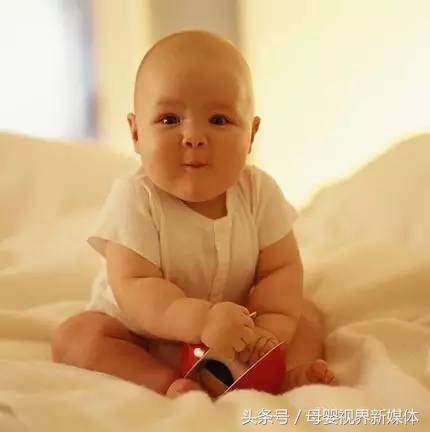 宝宝枕秃头发稀少发黄有白发,宝宝头顶头发秃一块是缺钙吗