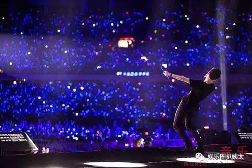 张杰下腰唱歌视频完整版,张杰下腰薛之谦