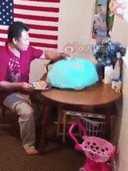 女生的嘴是撅着的,姑娘的嘴