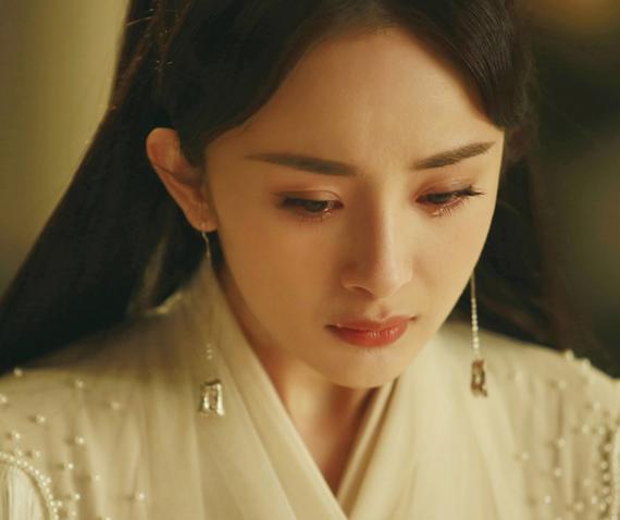 杨幂的发际线为什么那么高,三生三世杨幂发际线高是故意的吗