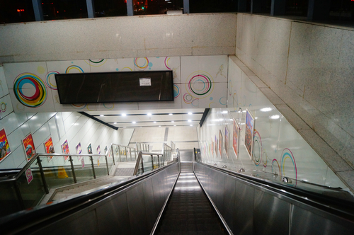 实拍正月初一夜晚深圳宝体地铁站，偌大地铁站内很安静