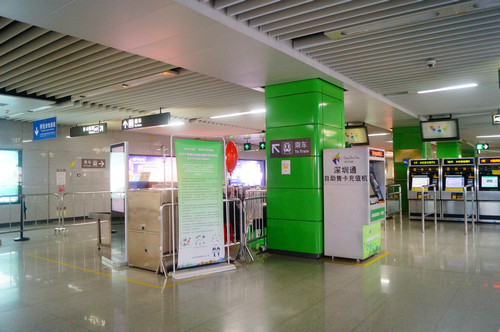 实拍正月初一夜晚深圳宝体地铁站，偌大地铁站内很安静