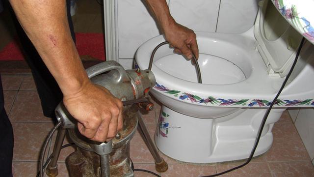 马桶堵住冲不下去怎么办,马桶堵住了的最快解决办法