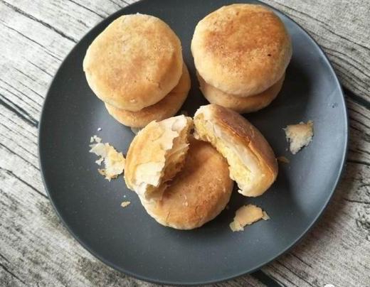 传统老式酥皮绿豆饼,中式糕点酥皮绿豆饼酥得掉渣渣