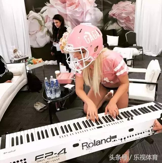 ladygaga中场秀超级碗摔倒,ladygagapaparazzi现场版