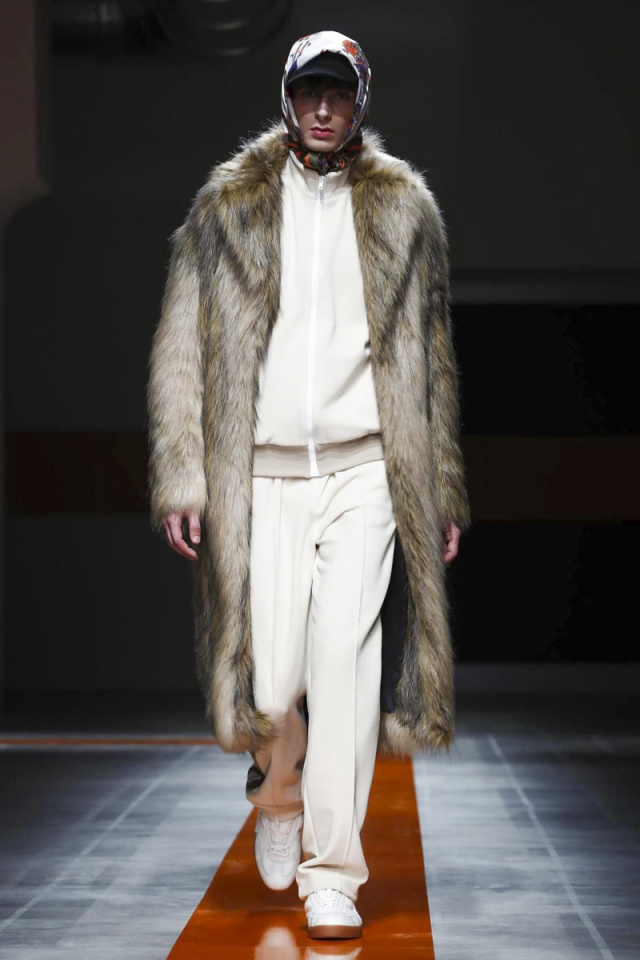 权志龙穿黑貂视频,权志龙穿黑貂演唱会