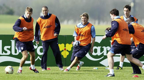 足球脚弓内侧传球优质课,足球入门基本功左右脚传球