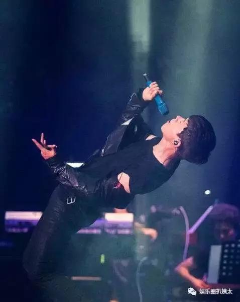 张杰下腰唱歌视频完整版,张杰下腰薛之谦