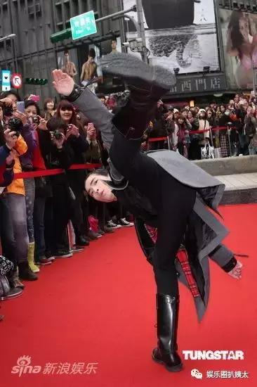 张杰下腰唱歌视频完整版,张杰下腰薛之谦