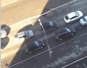 女生的嘴是撅着的,姑娘的嘴