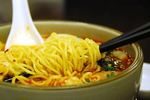 25岁男孩吃外卖吃出胃癌,长期吃泡面会胃穿孔吗