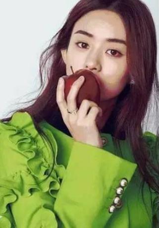 赵丽颖与张天爱谁美,赵丽颖景甜张柏芝同穿一件红裙