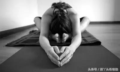 瑜伽拉力带改善驼背的正确方法,瑜伽棍改善含胸驼背的瑜伽动作