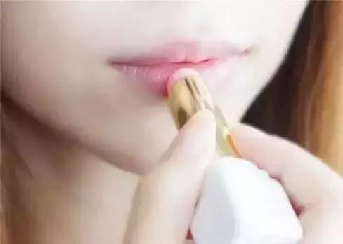 嘴唇干燥可以舔吗？为什么？