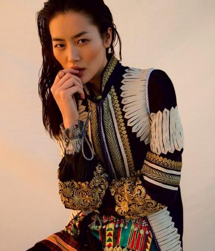 刘雯着绿色露腰上衣大秀好身材,刘雯保暖内衣走秀