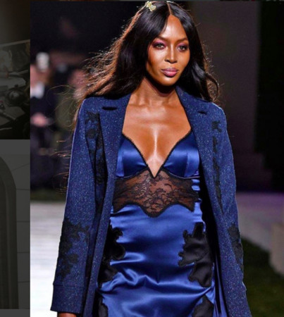 刘雯着绿色露腰上衣大秀好身材,刘雯保暖内衣走秀