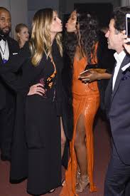 刘雯着绿色露腰上衣大秀好身材,刘雯保暖内衣走秀