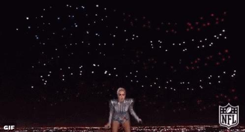 ladygaga中场秀超级碗摔倒,ladygagapaparazzi现场版