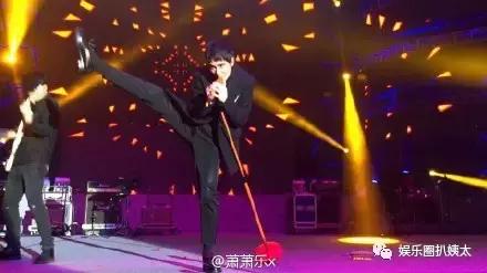 张杰下腰唱歌视频完整版,张杰下腰薛之谦