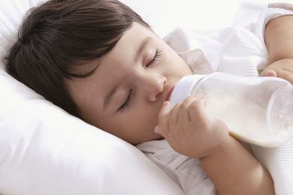 育儿专家说奶瓶龋的危害有哪些,宝宝为何会形成奶瓶性蛀牙