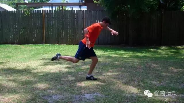 足球脚内侧射门动作要领,足球大力射门技巧小学生