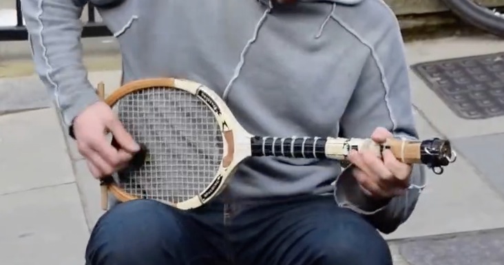 周末福利｜用球拍打字机在街头玩电子音乐