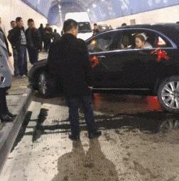 女生的嘴是撅着的,姑娘的嘴