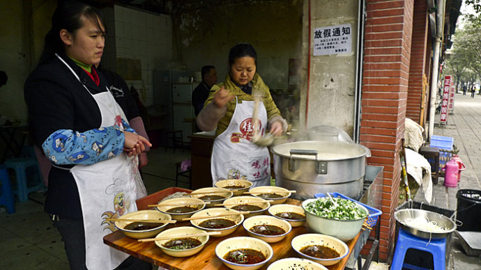 重庆解放碑苍蝇小馆子,重庆生意火爆的苍蝇面馆子
