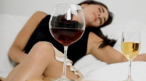 喝完白酒半夜恶心呕吐,喝白酒呕吐肚子疼怎么回事
