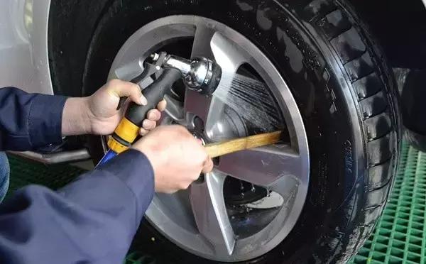 轮毂发黑,刹车片掉粉严重轮毂发黑