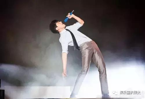 张杰下腰唱歌视频完整版,张杰下腰薛之谦