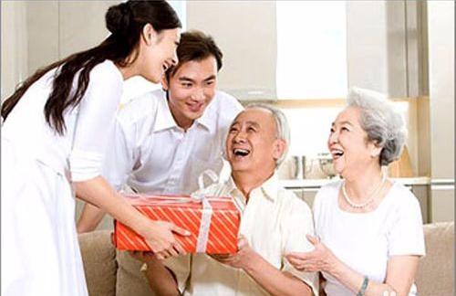 第一次去丈母娘家带什么酒合适,第一次去丈母娘家该干什么