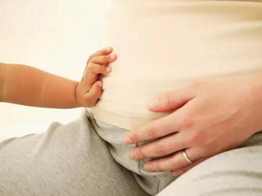 去年6月剖腹产现在又怀孕怎么办,刚刚剖腹产七个月又怀孕了怎么办