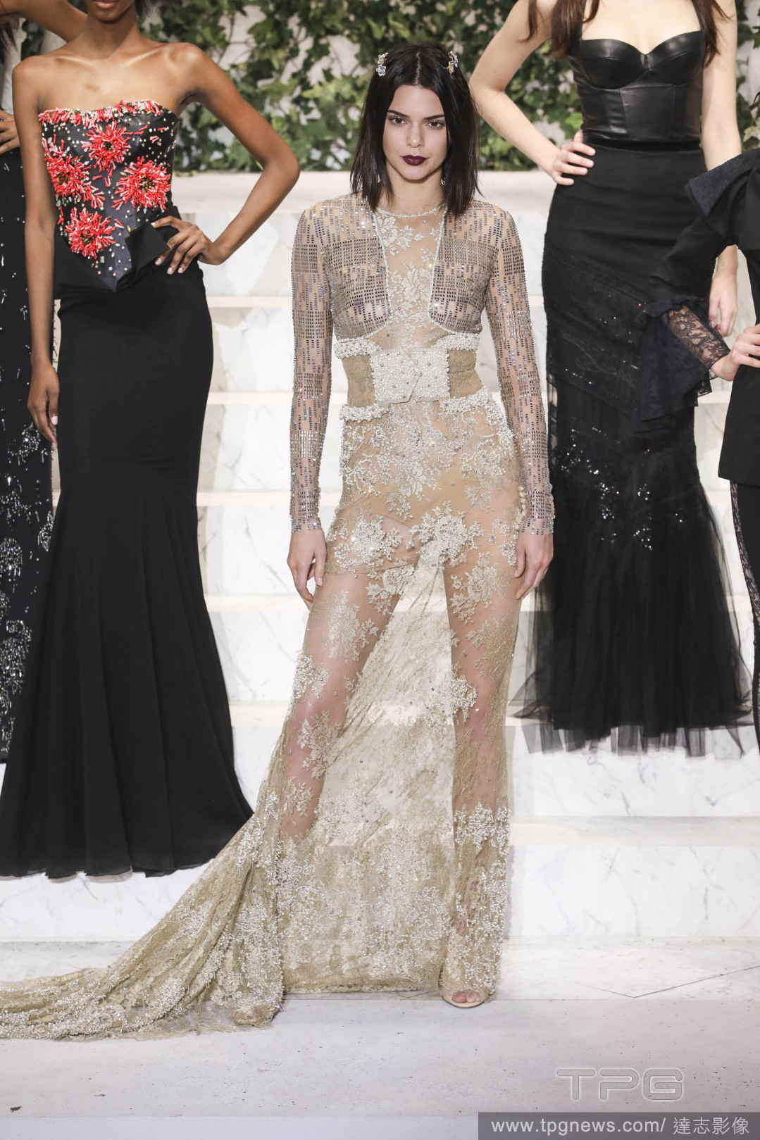 刘雯着绿色露腰上衣大秀好身材,刘雯保暖内衣走秀