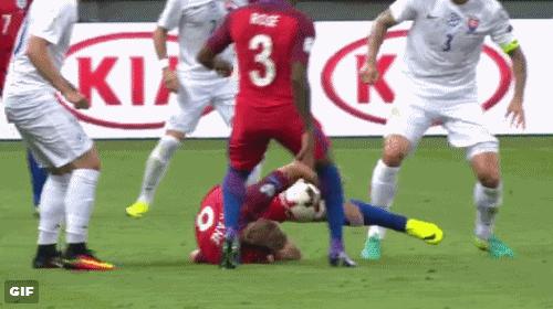 足球场上十大断腿事件特别恐怖,足坛断腿名场面