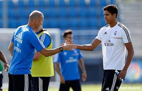 人民日报关于足球文章,人民日报男孩踢球