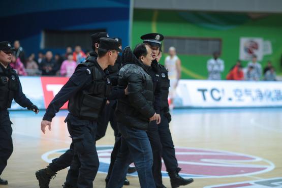 中国足篮坛三次著名炮轰事件，为什么每一次炮轰的都是裁判？