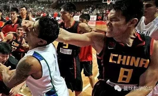 中国男篮打架集锦朱芳雨,李楠和朱芳雨数据