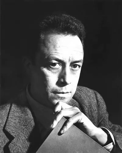 人民日报关于足球文章,人民日报男孩踢球