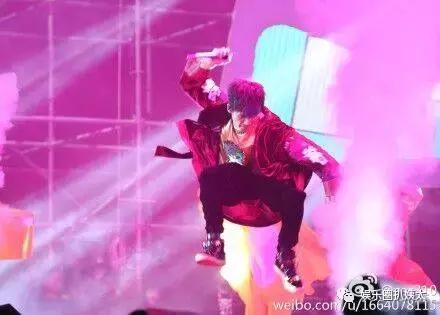 张杰下腰唱歌视频完整版,张杰下腰薛之谦