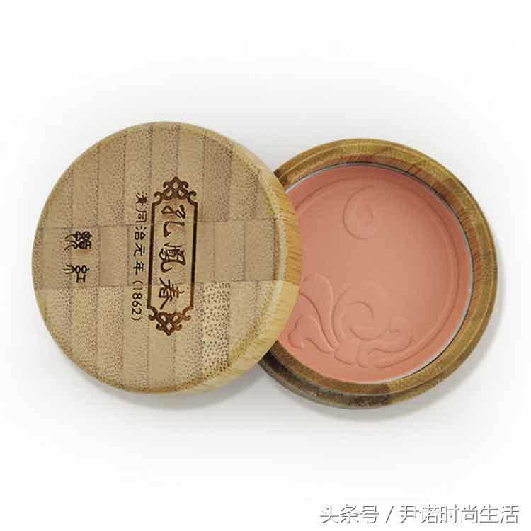 她妆前满脸暗疮，妆后美若天仙