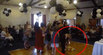 女生的嘴是撅着的,姑娘的嘴